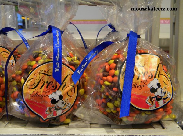 Mickey Mouse candy apple, mickey mouse caramel apple mickey mouse snacks, disney recipies, mickeymouse recipies